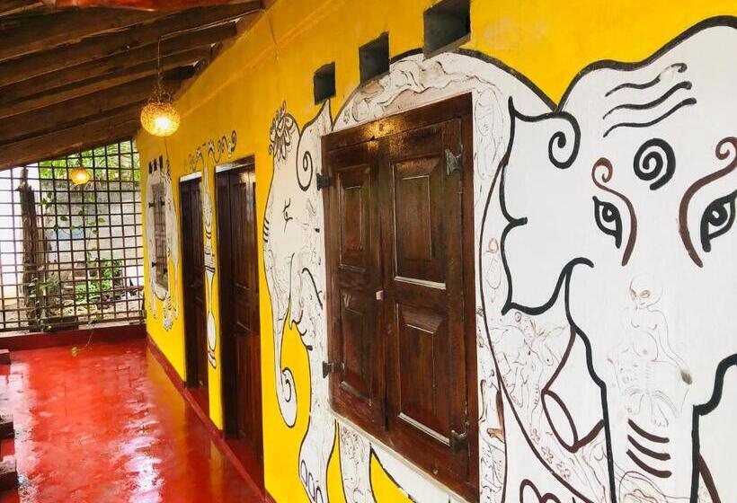 Пансион Canoe Beach Resort Tangalle