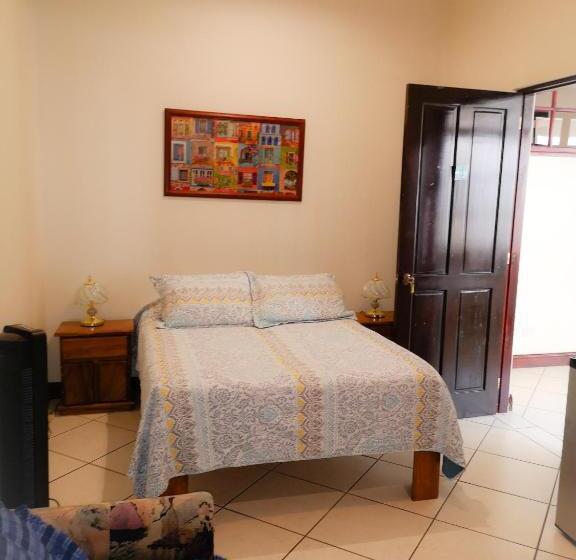 فندق صغير Ester`s Place