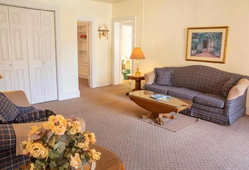 Hotelli The Chimney Rock Inn & Cottages