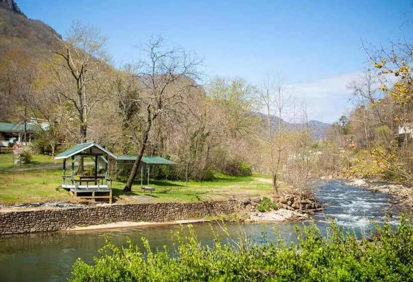 Hotelli The Chimney Rock Inn & Cottages