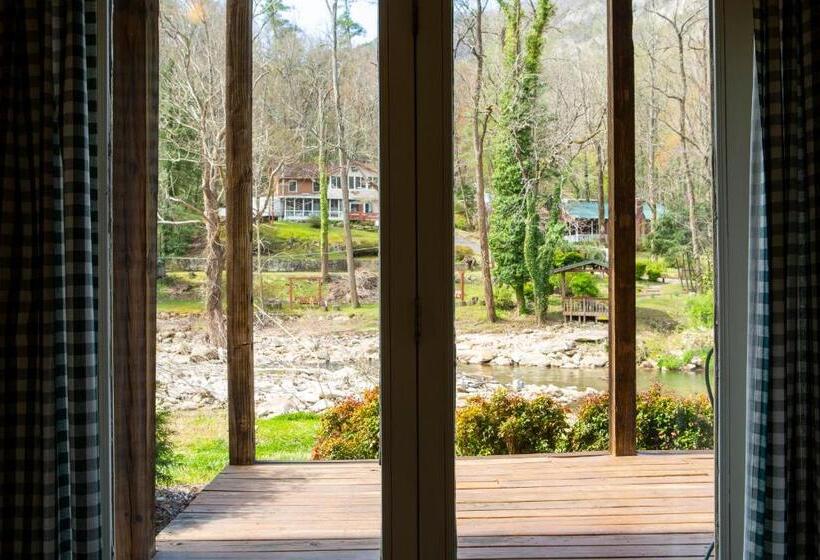 ホテル The Chimney Rock Inn & Cottages