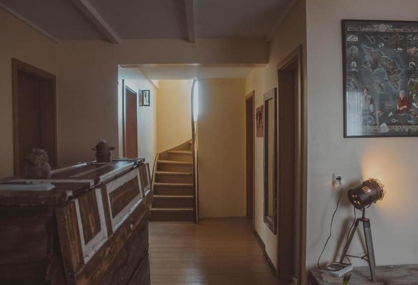 تختخواب و صبحانه Sandur