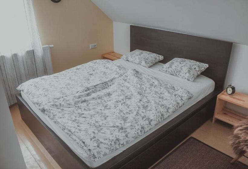 تختخواب و صبحانه Sandur