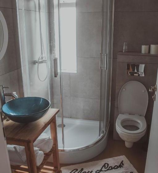 تختخواب و صبحانه Sandur