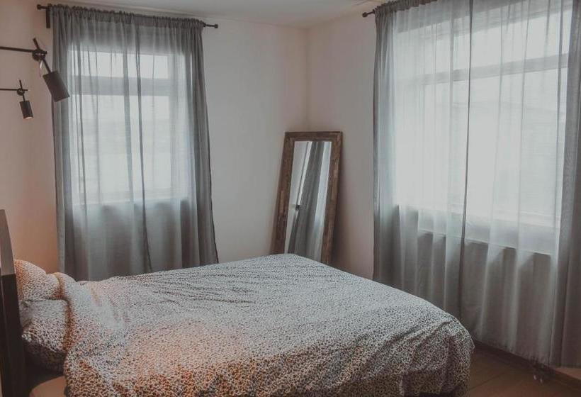 تختخواب و صبحانه Sandur