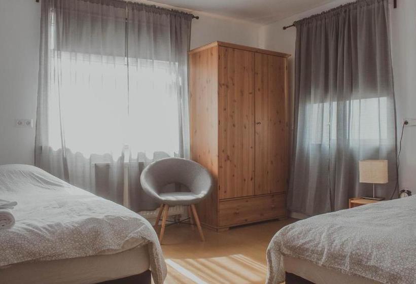 تختخواب و صبحانه Sandur