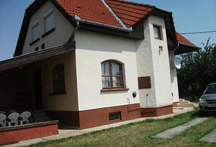 بنسيون Zsuzsanna Vendégház