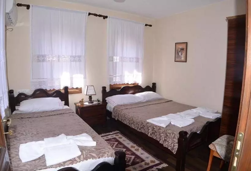 ペンション Pjetri House