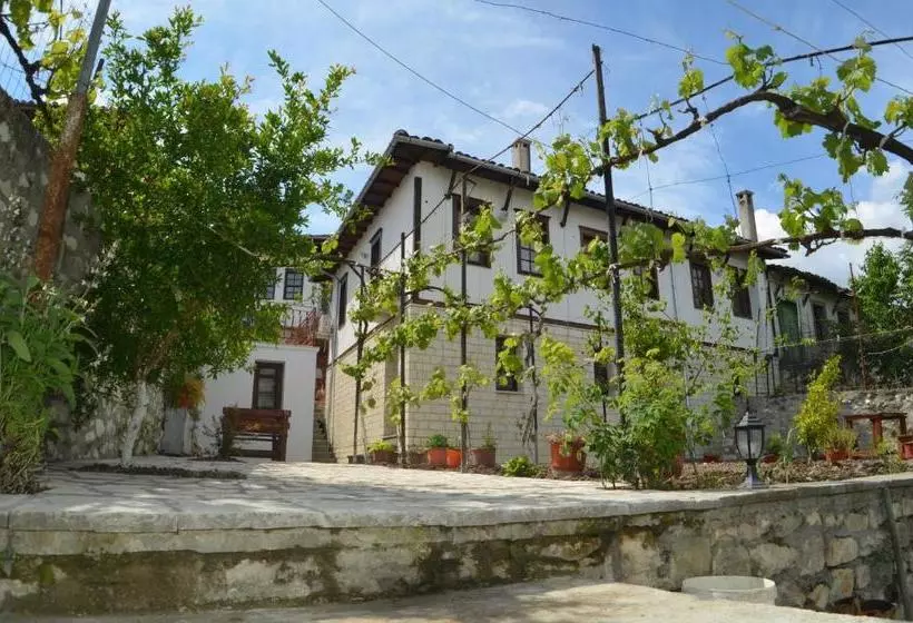 ペンション Pjetri House