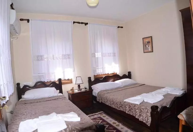 ペンション Pjetri House