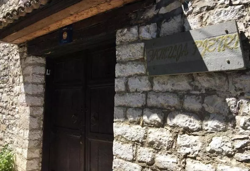 ペンション Pjetri House