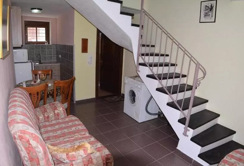 ペンション Pjetri House