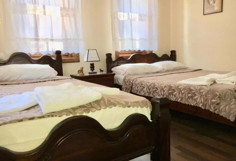 ペンション Pjetri House