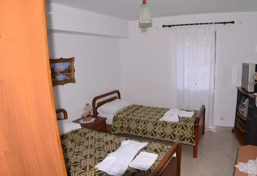 ペンション Pjetri House