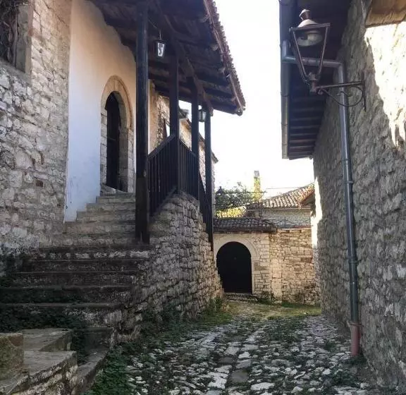 ペンション Pjetri House