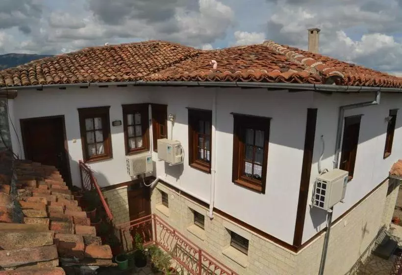 ペンション Pjetri House