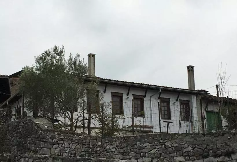 ペンション Pjetri House