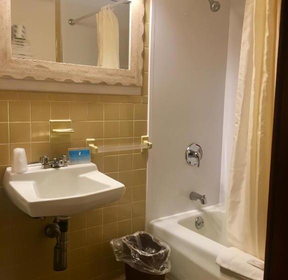 فندق على الطريق The Skylark Beach Inn