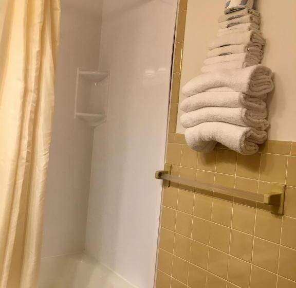 فندق على الطريق The Skylark Beach Inn