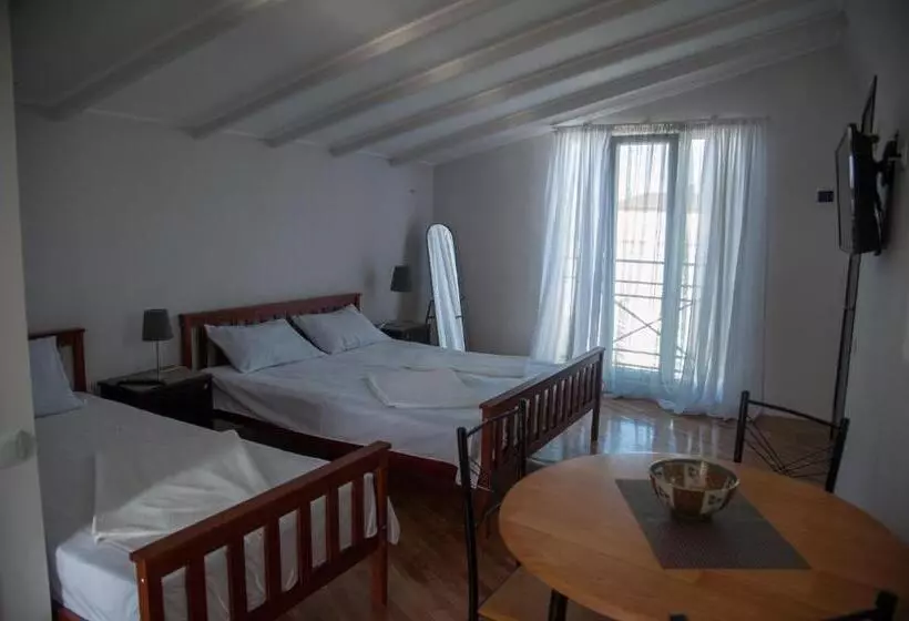 پانسیون Cozy Guest House In Old Batumi