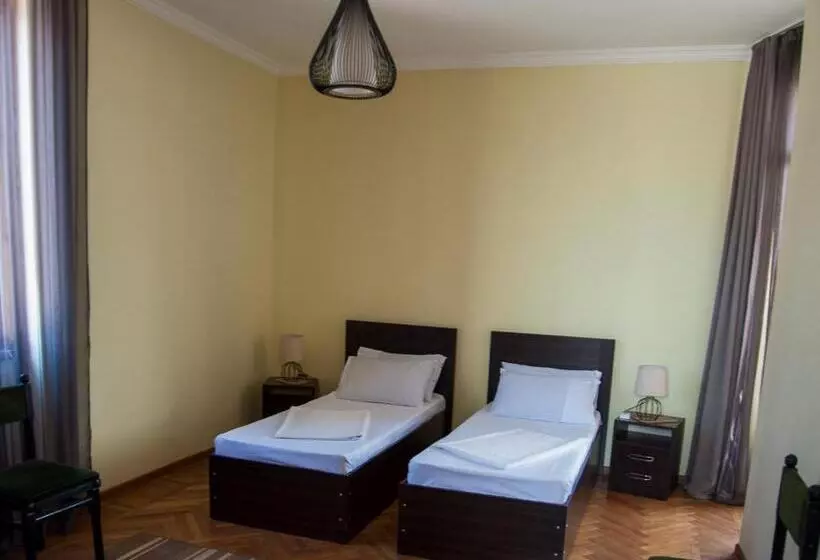 پانسیون Cozy Guest House In Old Batumi