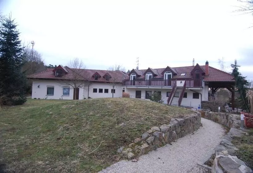 Majatalo Ivanek Guest House