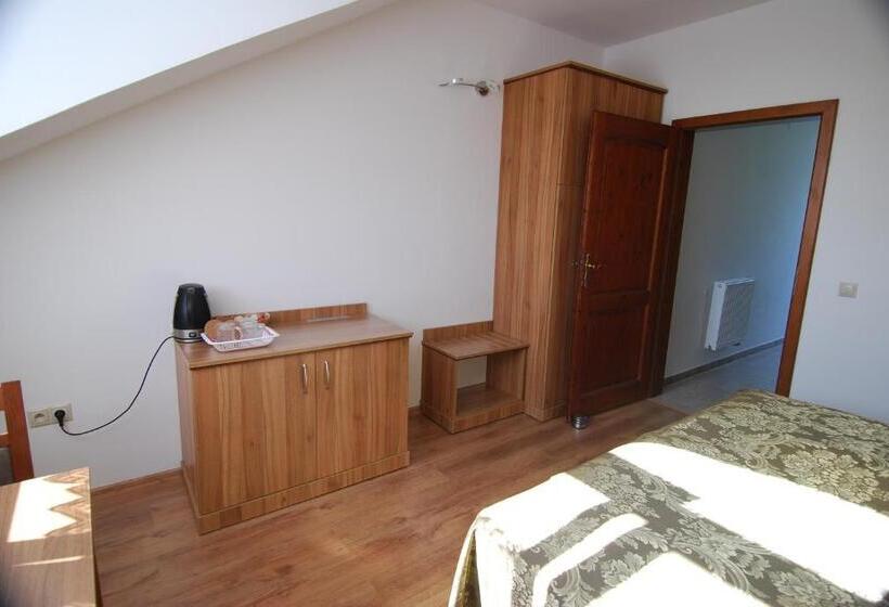 פנסיון Ivanek Guest House