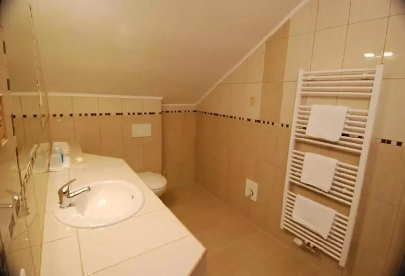 Majatalo Ivanek Guest House