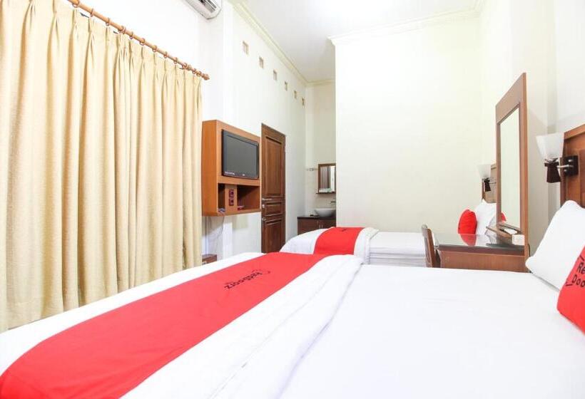 펜션 Reddoorz Plus @ Tegal Panggung