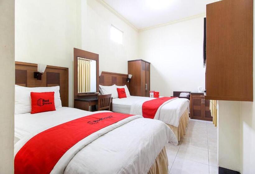 펜션 Reddoorz Plus @ Tegal Panggung