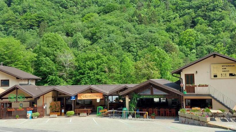 بنسيون Rooms Tolminska Korita