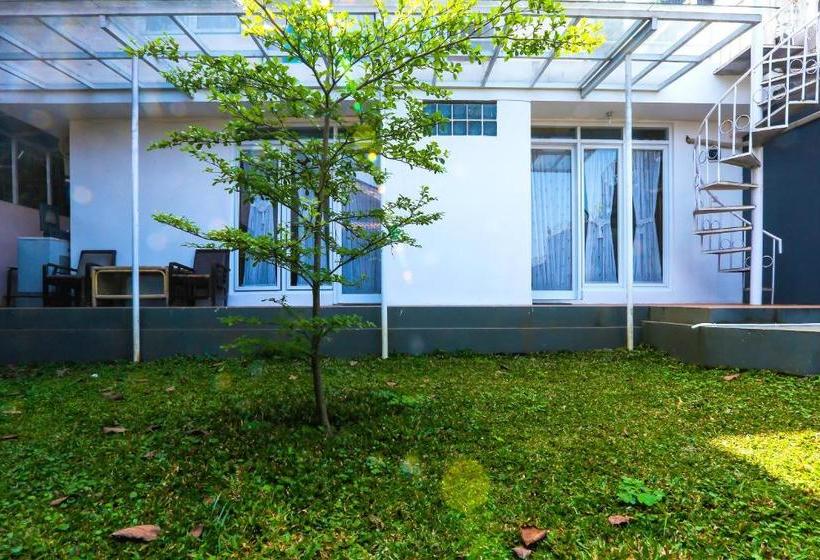 Отель Cisitu Valley Villa Syariah