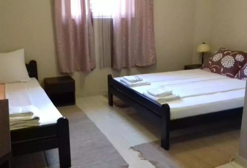 پانسیون Asterix Rooms