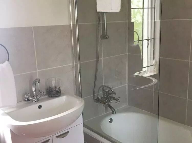 Majatalo Cuckoos Nest Guest House