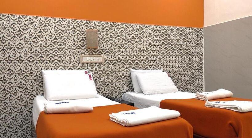 הוסטל Sarovara Deluxe Rooms