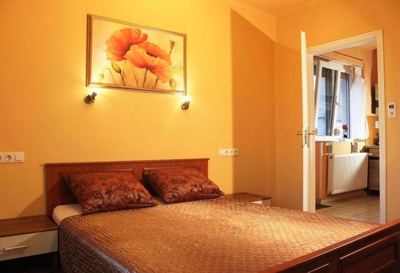 ペンション White & Quiet Apartment House