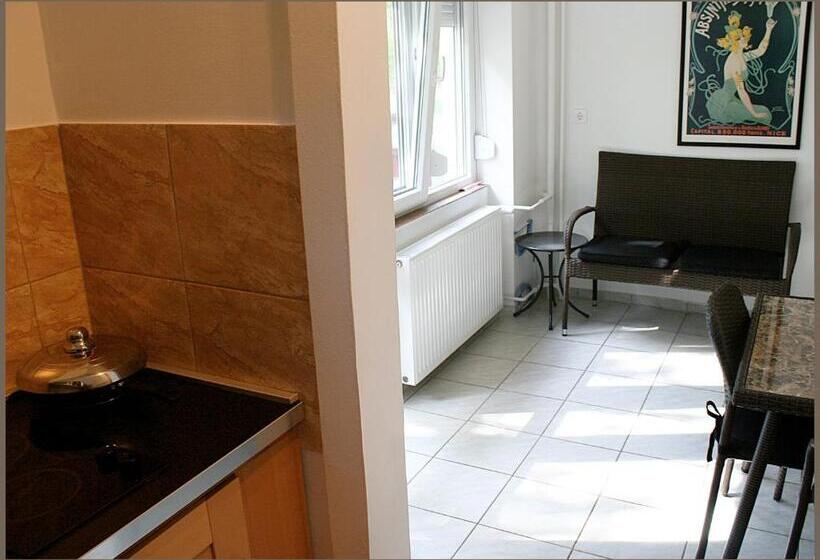 ペンション White & Quiet Apartment House