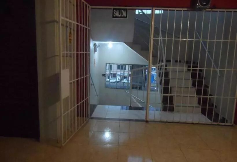 هاستل Antares Inn