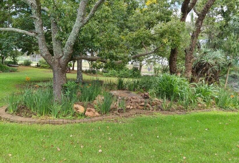 פנסיון Longtom Farm Guesthouse