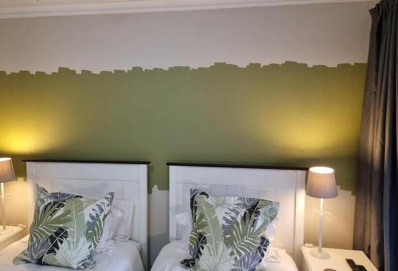 פנסיון Longtom Farm Guesthouse