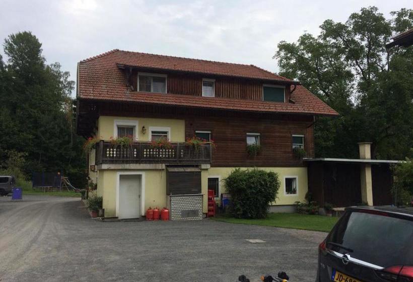 فندق صغير Lug Ins Land