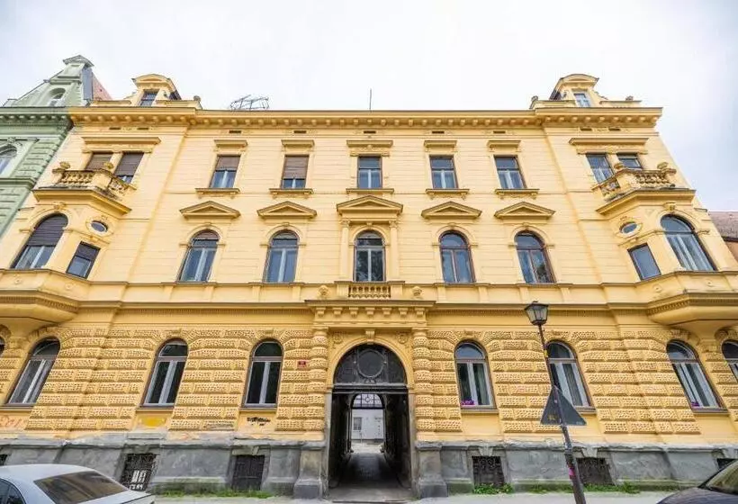 ペンション 4flats