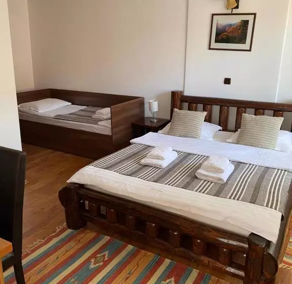 ペンション Guest House Piatra Craiului