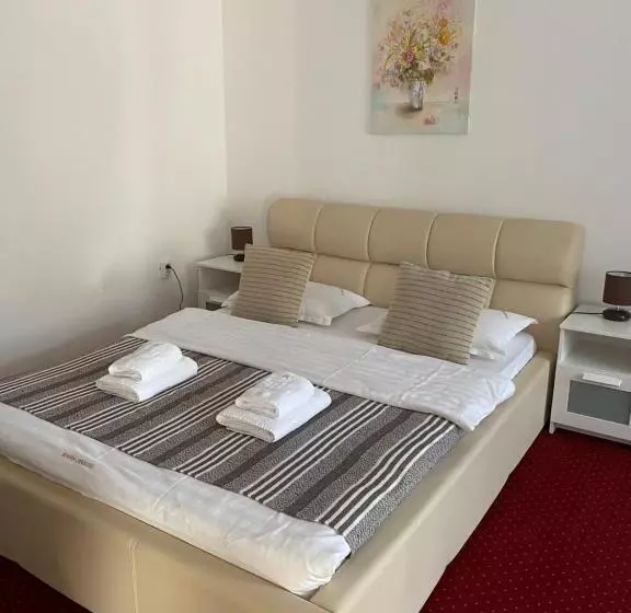 ペンション Guest House Piatra Craiului