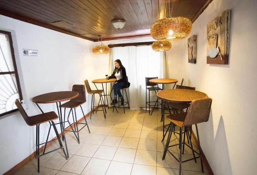 پانسیون Hostal Del Mimbre