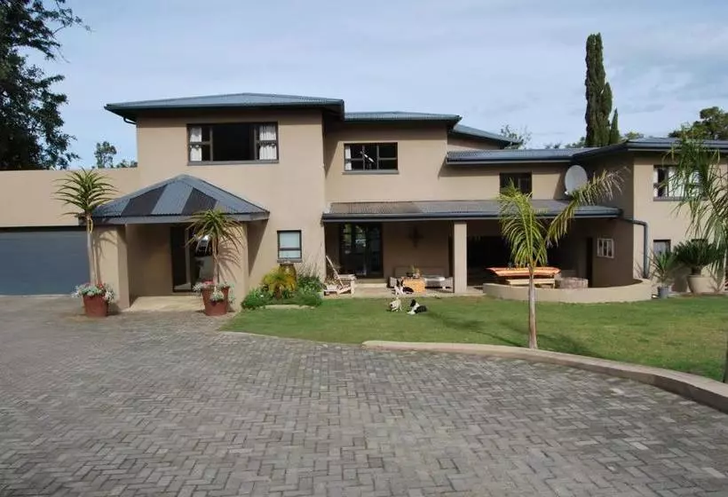 Majatalo 15 Witpeer Street Guesthouse