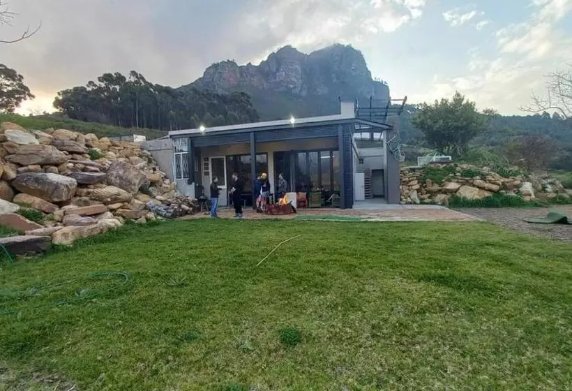 پانسیون Skyview Manor