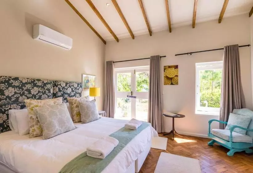 پانسیون Skyview Manor