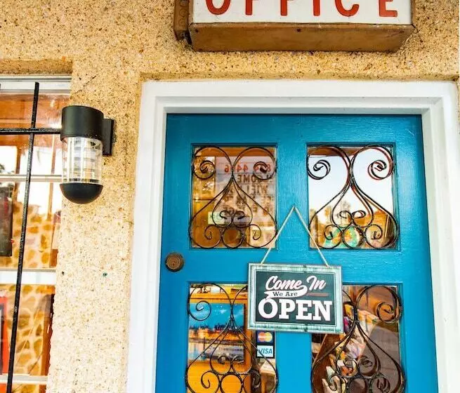 Retkeilymaja Economy Inn Historic District