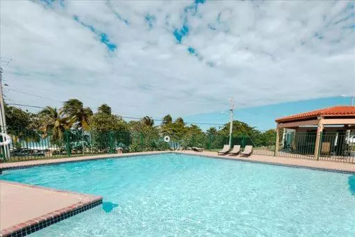 هتل Oceania Apartments At Arecibo 681 Ocean Drive